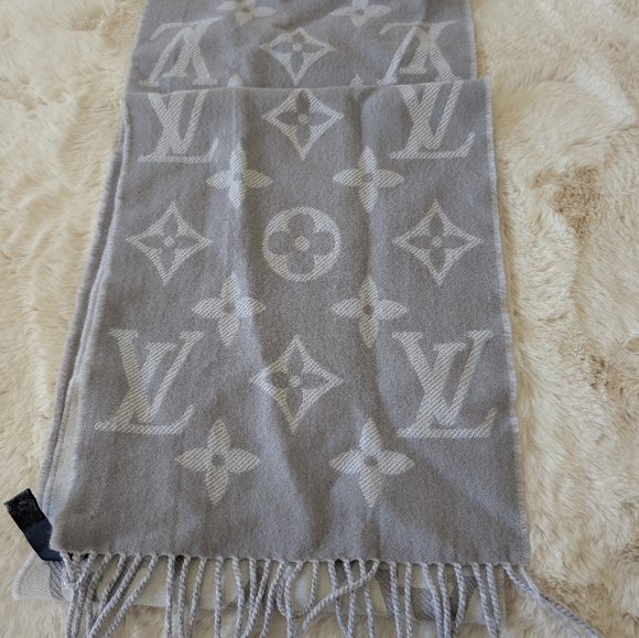Louis Vuitton Scarf - Picture 6 of 6